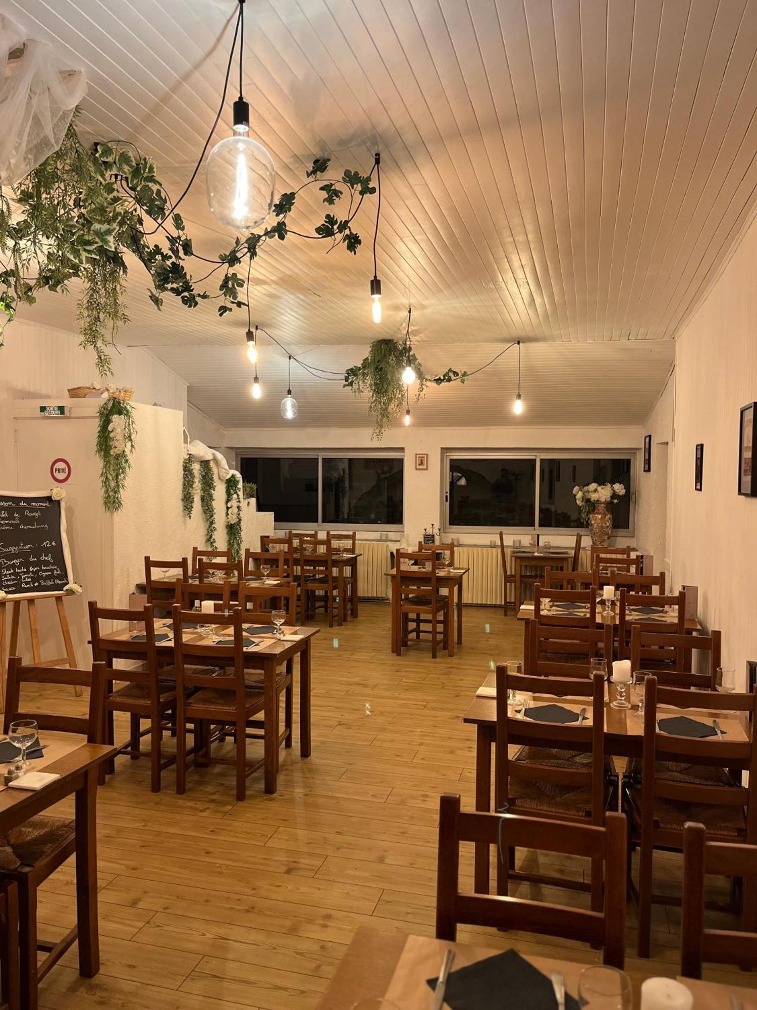 Cafe Du Commerce Genolhac Экстерьер фото