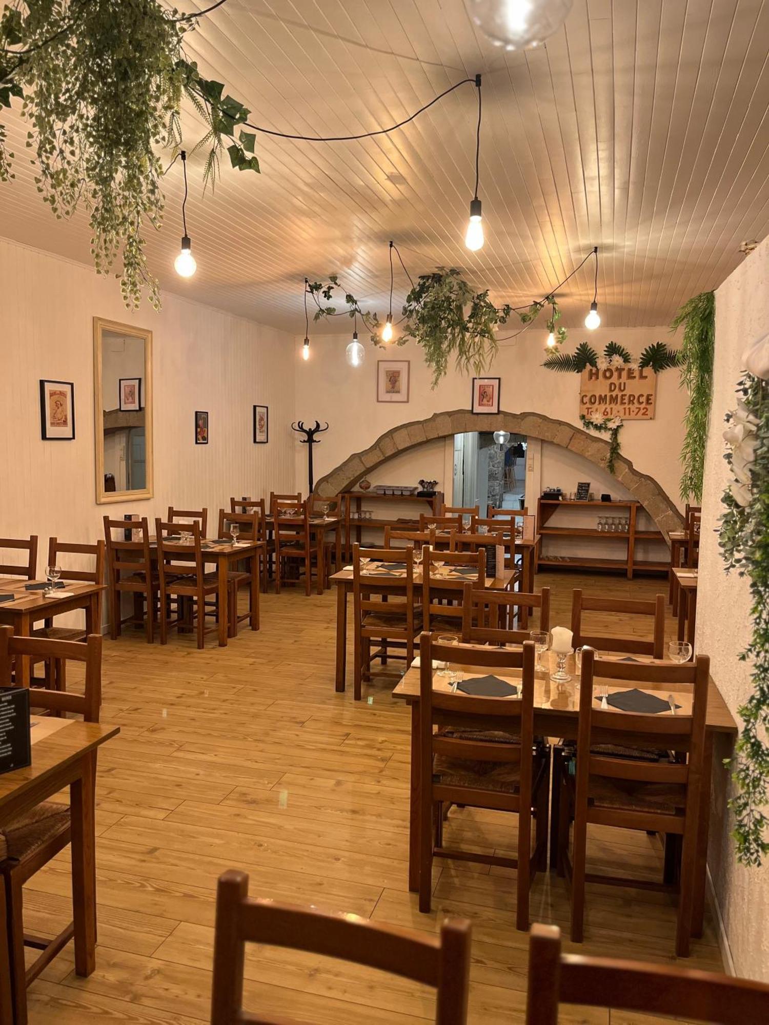 Cafe Du Commerce Genolhac Экстерьер фото